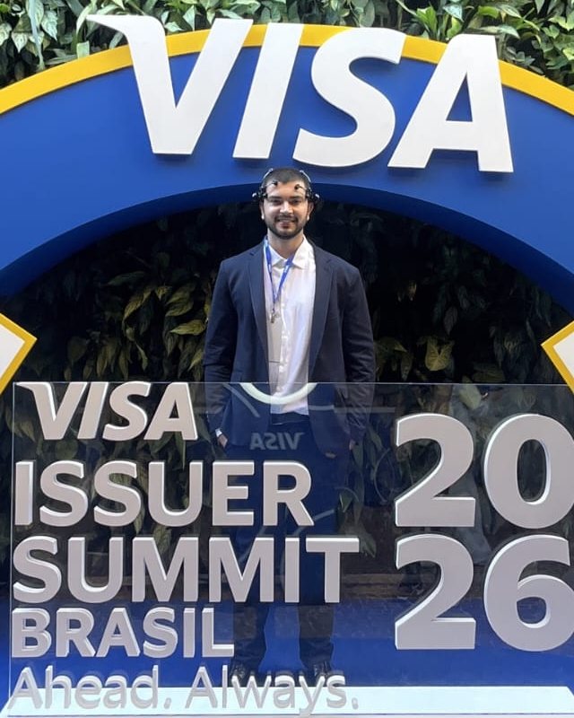 Giovani Florek no Visa Issuer Summit Brasil 2026, em São Paulo, usando um headset de EEG